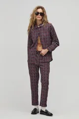Pantalón largo de corte recto, con estampado geométrico en tonos bordó, negro y blanco.