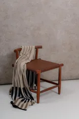 Chal tejido a rayas en tonos beige, marrón y negro, confeccionado en 100% lambswool italiano.