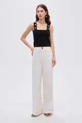 Pantalón blanco de tiro alto, corte ancho y recto, confeccionado en algodón con elastano, con pinzas y cierre frontal con botón.