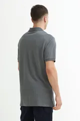 Remera polo gris de manga corta con cuello clásico y tapeta de dos botones.