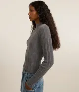 Blusa slim de chenille color beige, con cuello alto y mangas largas.