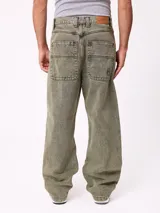 Jean de corte slouchy en color negro, confeccionado en algodón, con diseño de tiro medio y ajuste holgado en las piernas.