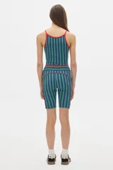 Top corto deportivo o para el agua, con estampado a rayas verticales azules y verdes, con ribete rojo.