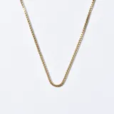 Cadena dorada de eslabones cuadrados.