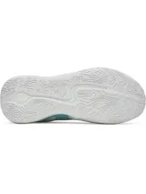 Championes de básquetbol Under Armour Curry 3Z7, con diseño en tonos blanco y turquesa. Presentan una combinación de cuero y malla transpirable en la parte superior, entresuela con tecnología Charged Cushioning para mayor amortiguación y suela de goma con patrón de tracción anatómico.