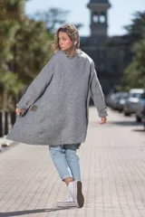 Saco gris de tejido de punto con mangas largas y apliques de cuero dorado en los laterales.