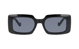 Lentes de sol con armazón rectangular de acetato en color negro y cristales oscuros.