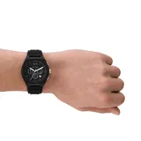 Reloj cronógrafo Armani Exchange con caja de 44mm y correa de silicona, diseño completamente en color negro con subesferas y fechador.