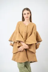 Tapado marrón de paño con estructura recta, botones forrados al tono y largo a la rodilla.