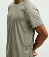 Remera deportiva de manga corta y cuello redondo, color celeste, con tecnología dry y detalles reflectantes en los hombros.