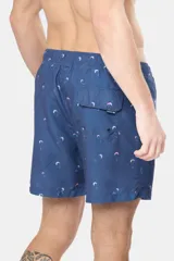 Short de baño color lila con estampado de flamencos, con cintura elástica y cordón ajustable, bolsillos laterales y suspensor de malla fina.