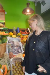 Canguro negro de tejido waffle con capucha, cierre de botones y bolsillo delantero.