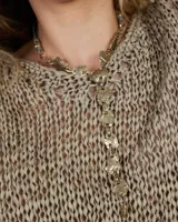 Collar artesanal compuesto por piezas irregulares de alpaca unidas por eslabones, con cordón de algodón natural regulable que permite ajustar el largo.