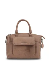 Cartera Hush Puppies modelo V26Lf Durham Bag de color marrón, confeccionada en material sintético. Cuenta con asas de mano, un bolsillo frontal con solapa y cierre metálico, detalles de herrajes en tono bronce y un llavero colgante distintivo de la marca.