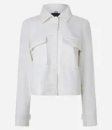 Campera corta color blanco hueso, estilo trucker, con cuello clásico, cierre abotonado, bolsillos cargo con solapa en el pecho y mangas largas con puños abotonados.