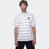 Remera de manga corta con cuello redondo, diseño a rayas horizontales finas en color gris sobre fondo blanco. Presenta un pequeño parche con el logo de la marca en el pecho.