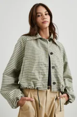 Campera corta a cuadros color verde, con cuello camisero, cierre con botones, bolsillos y cordón ajustable en el ruedo.