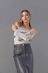 Top strapless color gris claro, con mangas largas fruncidas.
