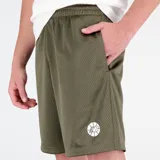 Short deportivo de hombre New Balance, color verde oliva, confeccionado en tejido de malla de poliéster. Presenta corte atlético, cintura elástica con cordón de ajuste y logos estampados en blanco.