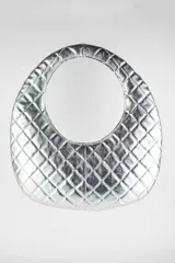 Cartera acolchada negra de silueta ovalada con asa circular integrada y diseño matelassé en rombos.