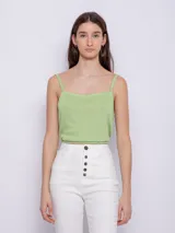Top sin mangas de tela texturada color verde lima, con tirantes finos y escote cuadrado con detalle de terminación festoneada.