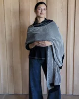 Bufanda amplia de algodón con efecto vanizado en tonos grises y negros.