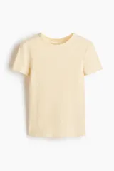 Remera de punto acanalado color amarillo claro, con corte entallado, cuello redondo fino y mangas cortas.