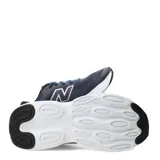 Championes de running New Balance modelo 411, color azul marino con detalles en blanco y negro. Presentan una capellada de malla transpirable, el logo N característico en los laterales y una suela de amortiguación blanca.