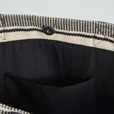 Bolso tipo shopper de tela color crudo con rayas horizontales negras. Tiene doble asa corta negra y etiqueta rectangular con texto en el centro.