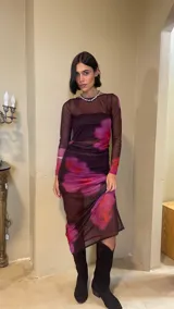 Vestido largo de microtul con estampado abstracto en tonos violeta, naranja y blanco. Incluye forro de top recto y short.