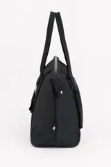 Bolso tipo tote negro con asas de hombro resistentes, cierre superior y un amplio bolsillo frontal con cierre.