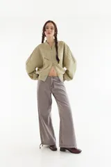 Campera estilo bomber de algodón color bordó, con interior de polar, cierre frontal de doble cursor, cuello mao, mangas abullonadas y detalles de costuras decorativas pespunteadas en el pecho y las mangas. Cuenta con el logo bordado de la marca en el pecho.