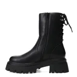 Botas de caña media color negro, con suela track de plataforma y taco cuadrado. Presentan un diseño acordonado en la parte posterior y cierre lateral.