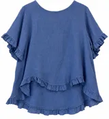 Blusa azul jean de corte holgado, con cuello redondo, mangas cortas con volados y diseño asimétrico en el ruedo adornado con volados.
