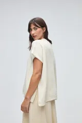 Chaleco tejido de punto con silueta cuadrada y escote a la base, de diseño minimalista y estructura holgada.
