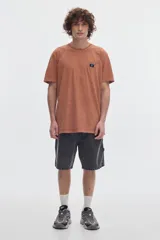 Remera gris de manga corta con efecto lavado "washed" y estampa tipográfica en el pecho con diseño de estrella.