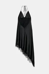 Vestido midi de seda color crema, con escote pronunciado en pico y tirantes finos ajustables tipo halter. El bajo es asimétrico y está adornado con un delicado encaje a tono.