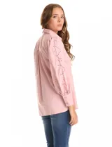 Camisa blanca de la marca Liv Los Ángeles, con cuello con solapa y cierre frontal de botones. Presenta mangas largas con detalles calados y puños anchos con botones.