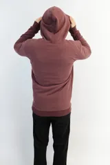 Canguro bordó con capucha y cordón beige, con estampa de letras blancas en el frente.