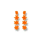 Par de aros colgantes color naranja, con forma de estrella.