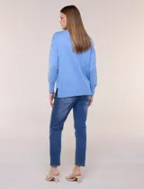 Buzo tejido en hilado fino marca Ninety, color rosado, de manga larga con terminación en punto rib, escote redondo, costura central con pespunte en delantera y espalda, ruedo ancho y tajos laterales.