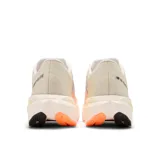 Zapatillas de running New Balance FuelCell SC Elite v4, diseñadas para carreras de alto rendimiento. Cuentan con entresuela FuelCell hecha con PEBA, placa de fibra de carbono, perfil rocker y parte superior FantomFit.