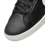 Championes Nike Court Royale negros con el logo de Nike en blanco en los laterales y suela blanca.