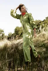 Pollera larga de seda color crudo con lunares celestes.