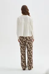 Babucha de viscosa con estampado floral en tonos marrones y beige, de corte recto y ajuste cómodo.