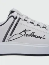 Zapatillas urbanas Balmain modelo B-Court, color blanco con detalles en negro y firma de la marca en el lateral.