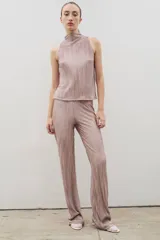 Pantalón tipo palazzo de tiro alto, confeccionado en tela plisada con caída fluida y cintura elástica.