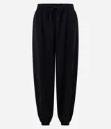 Pantalón balloon de modal color bordó, de corte amplio en las piernas con botamangas ajustadas, cintura con cordón ajustable y bolsillos funcionales.