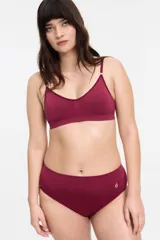 Soutien tipo bralette color beige, sin costuras y sin aro, con copas removibles. Confeccionado en microfibra, tiene breteles regulables y broche doble en la espalda con tres medidas.