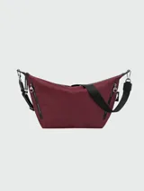 Bolso crossbody Longchamp modelo Le Pliage Energy M, de diseño estructurado en color bordó. Cuenta con correa ajustable de lona negra, cierres frontales con tiradores metálicos personalizados y detalles en cuero negro.